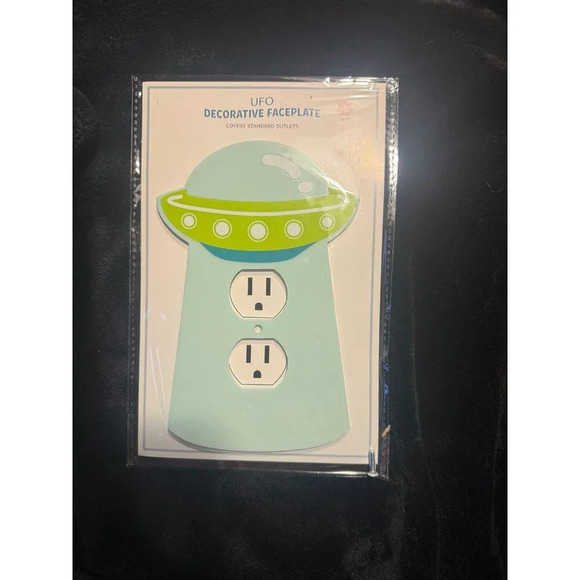 TWO!! NEW UFO outlet plate - Picture 1 of 1